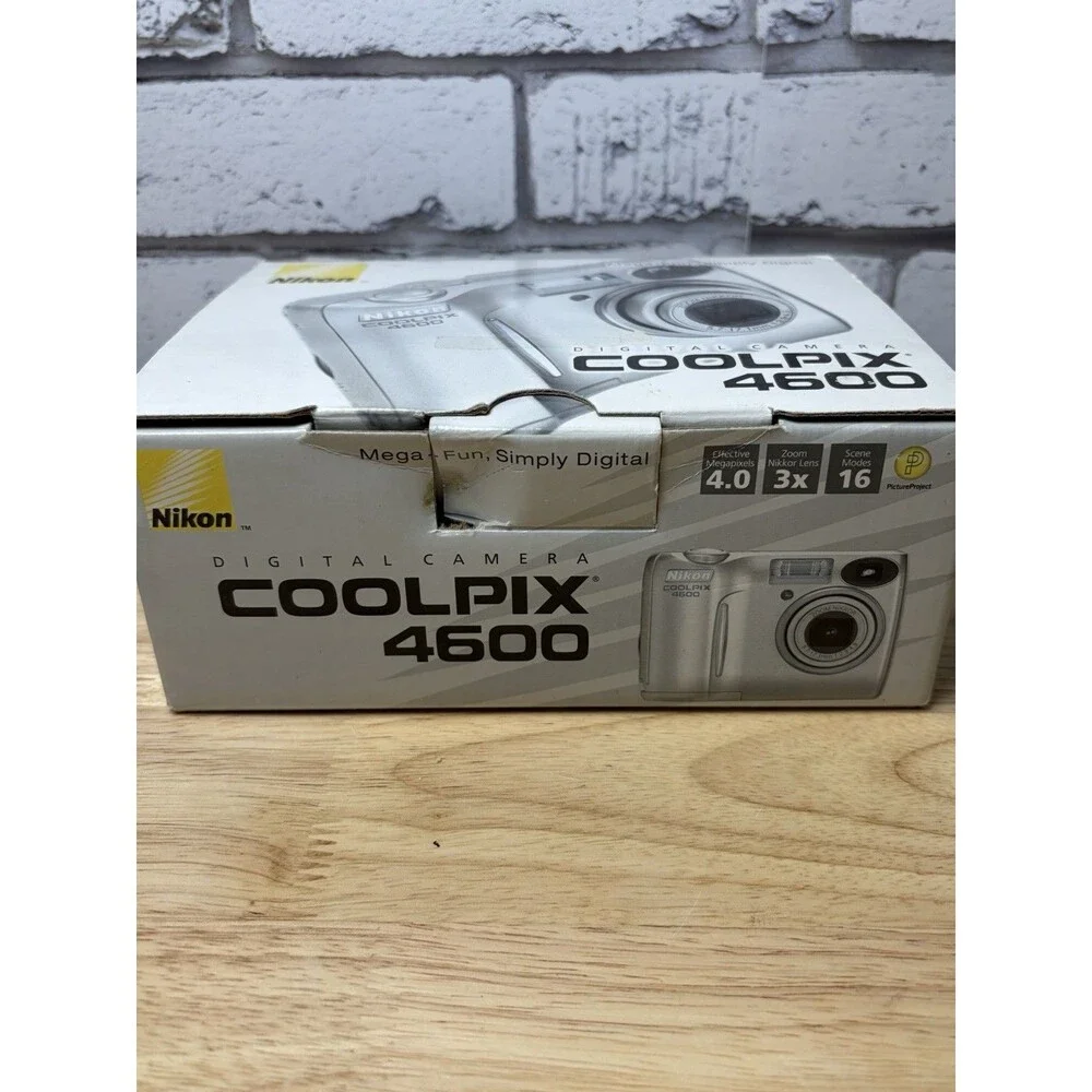 Nikon Coolpix 4600 Digital Camera Silver Tested Works w Box Charger Case SD Card